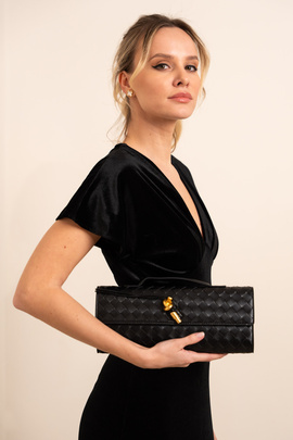 Czarna kopertowa torebka z plecionej skóry