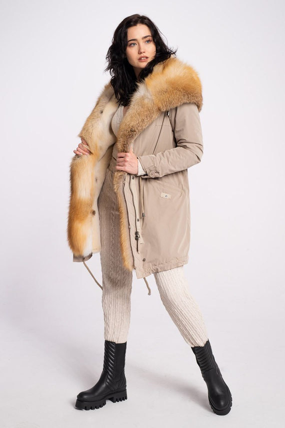 Beżowa kurtka parka obszyta naturalnym futrem lisa