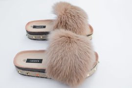 Beżowe (toffi) klapki z naturalnym futrem z lisa