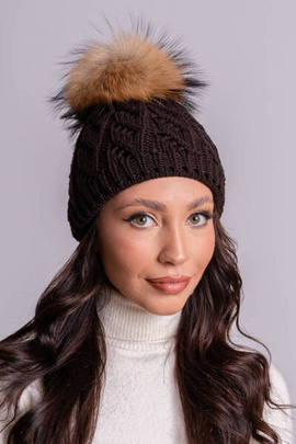 Brązowa ażurowa czapka z pomponem z futra jenota