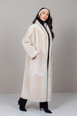 Długi beżowy kożuch ze skór merynosów