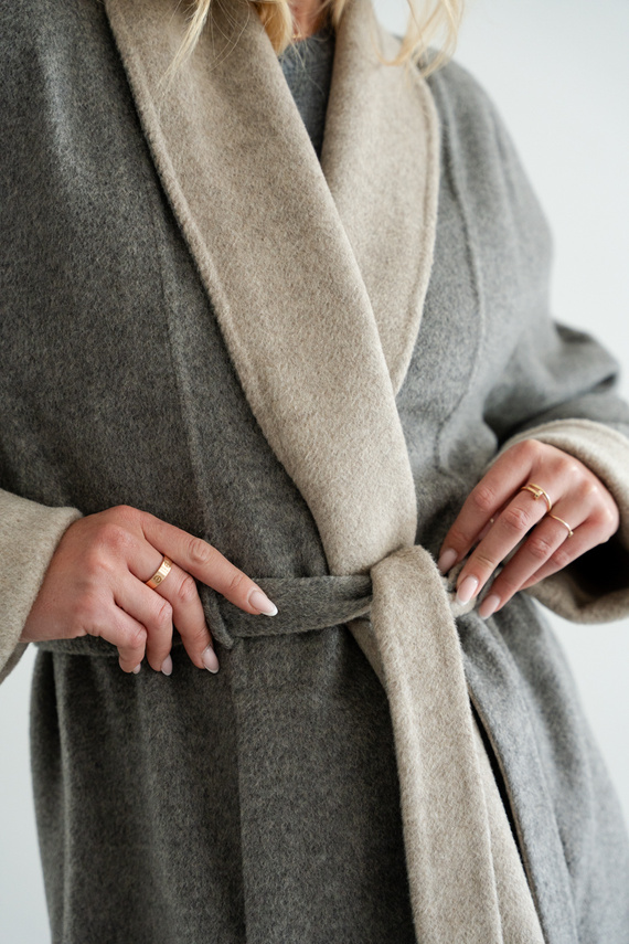 Kaszmirowy płaszcz w kolorze szaro beżowym