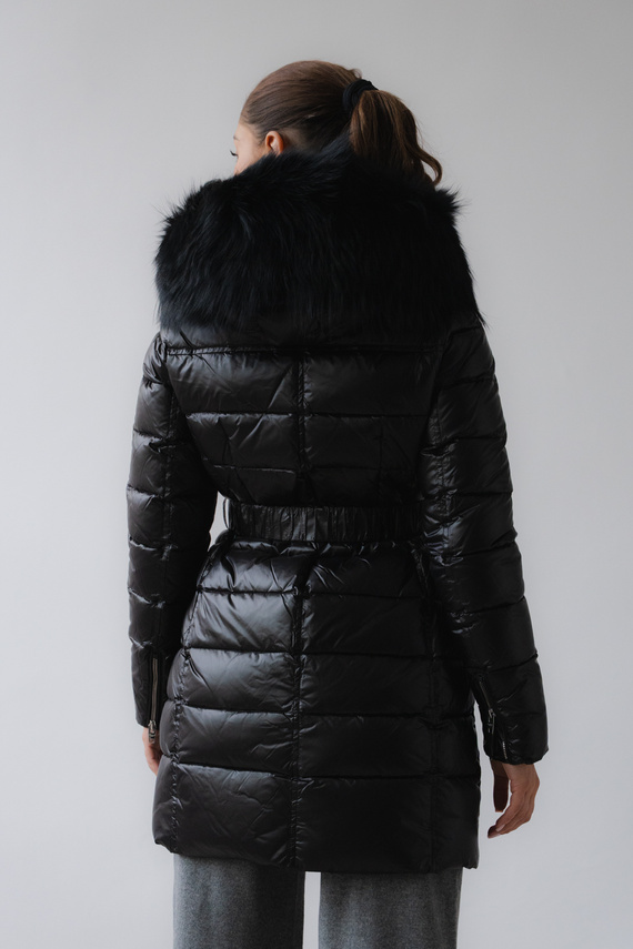 Czarna kurtka puchowa Ammy z futrzanym kapturem 