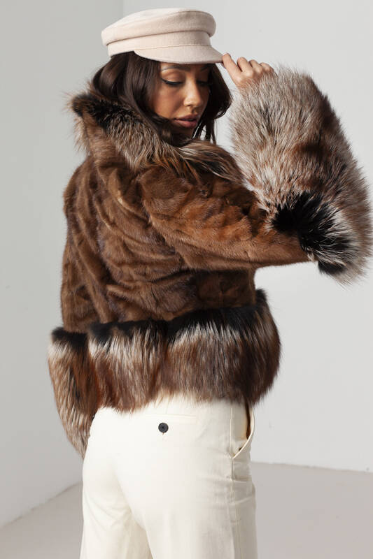 Brązowe futro z pełnych norek oraz lisa srebrnego