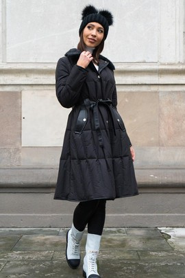 Czarny płaszcz puchowy z futrzanym kołnierzem