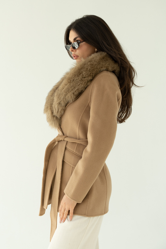 Kamelowy płaszcz z wełny z futrzanym kołnierzem