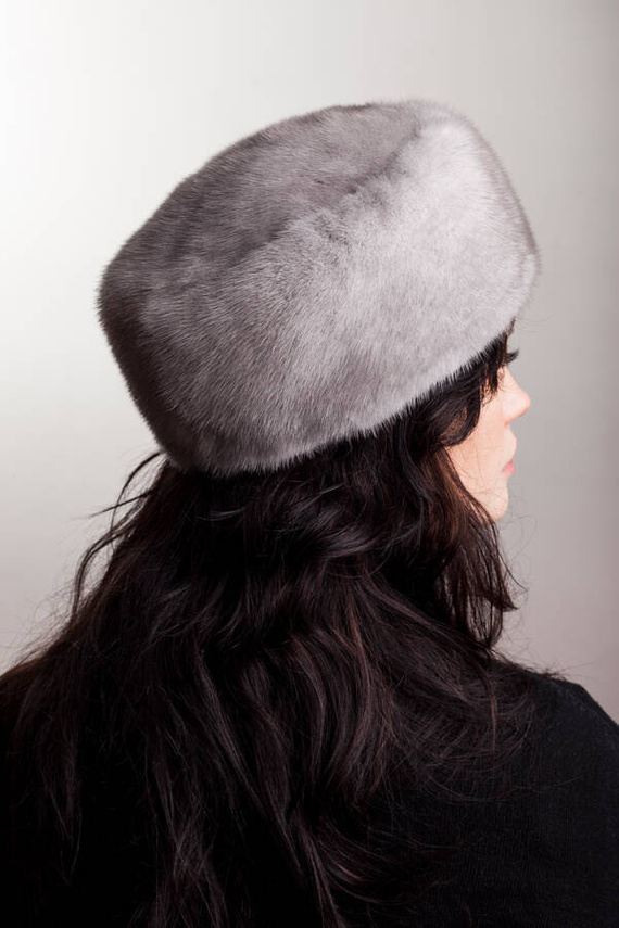 Szafirowy toczek z naturalnego futra norki