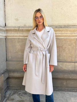 Wełniany płaszcz w kolorze jasno-szarym