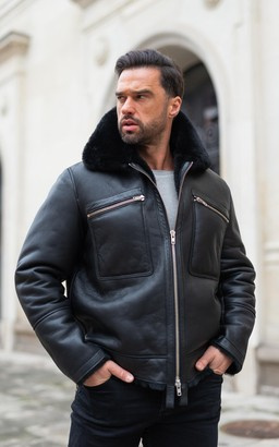 Czarna kurtka skórzana typu pilotka