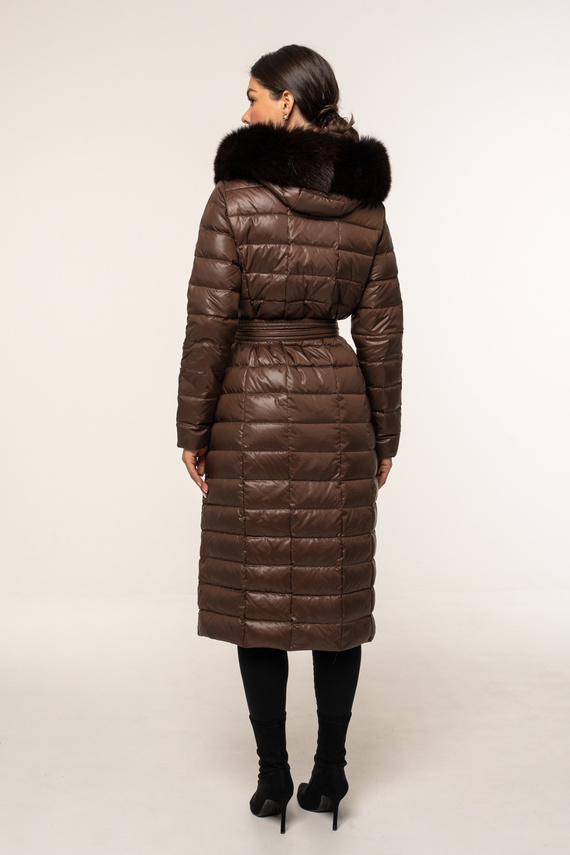 Brązowy puchowy płaszcz damski z kapturem obszyty naturalnym futrem lisa w kolorze czekolady