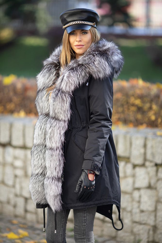 Parka damska obszyta naturalnym futrem norek oraz futrem lisów srebrnych.