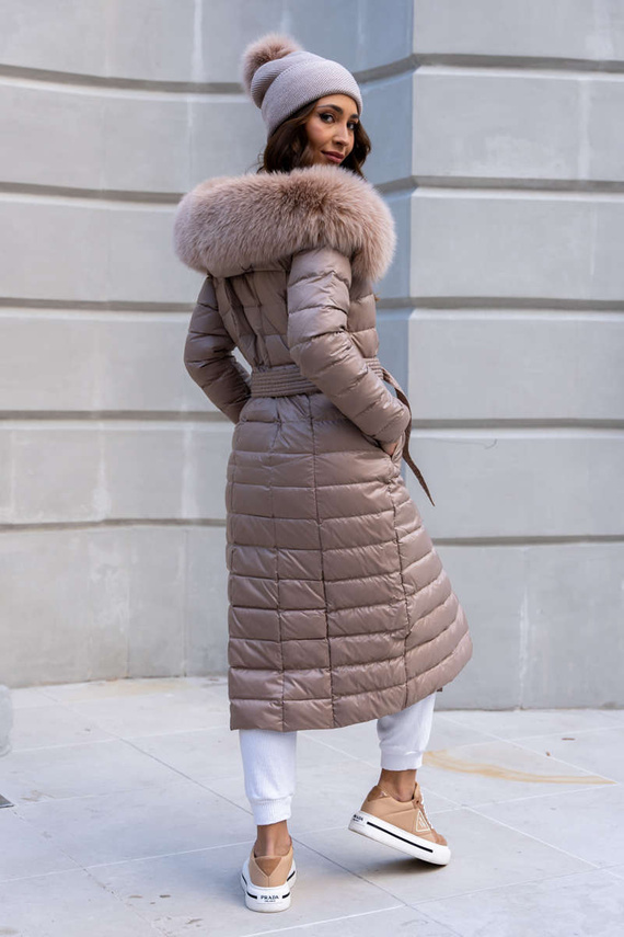 Beżowy puchowy płaszcz damski z kapturem obszyty naturalnym futrem lisa