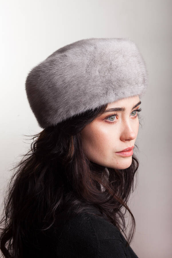 Szafirowy toczek z naturalnego futra norki