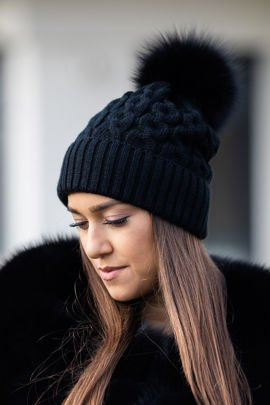 Czapka  wełniana z pomponem z naturalnego futra lisa.