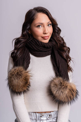 Wełniany szal z pomponami z naturalnego futra jenota