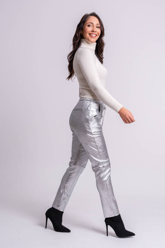 Srebrne skórzane spodnie o swobodnym kroju