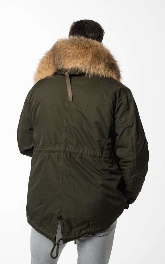 Militarna męska parka bogato obszyta naturalnym futrem jenota