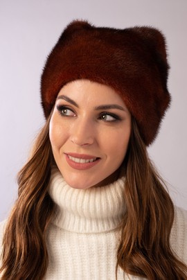 Bordowa czapka z naturalnego futra norek z ozdobnymi pomponikami