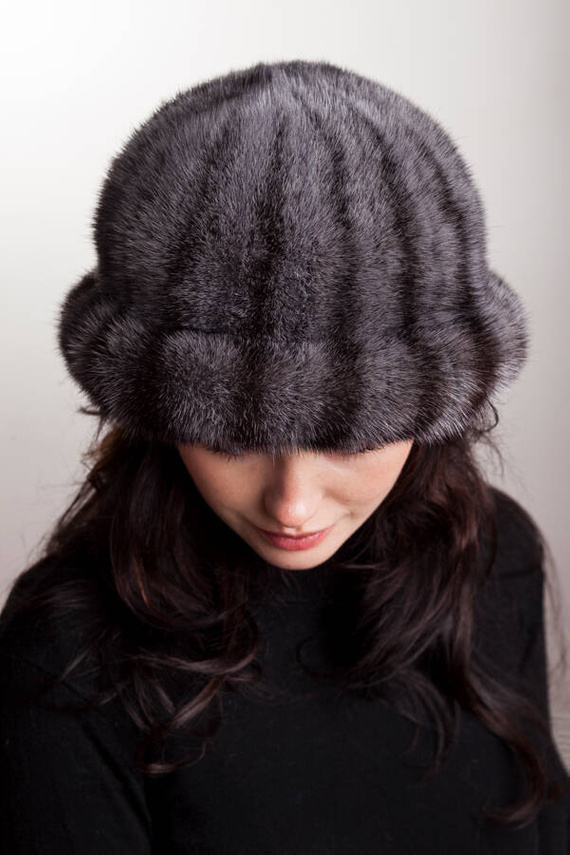 Szafirowo-czarny kapelusz z naturalnego futra norki