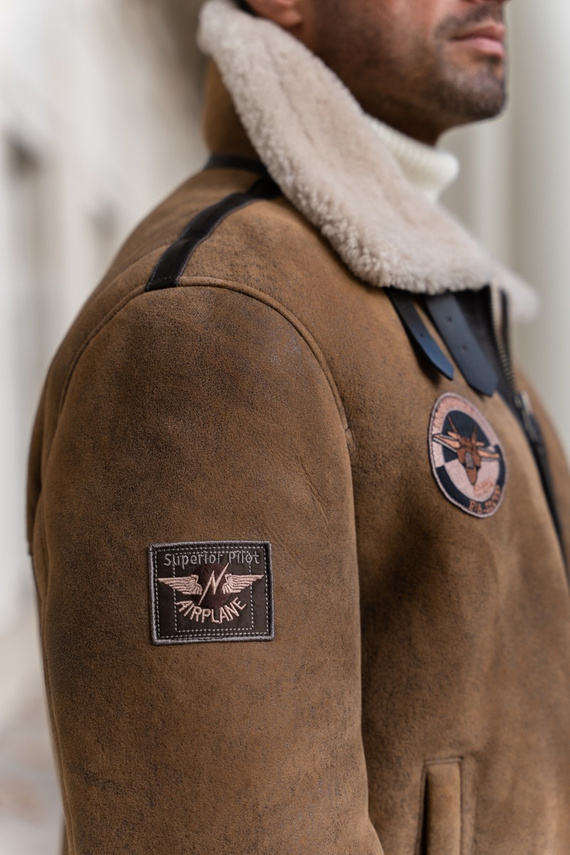 Brązowy kożuch typu pilotka 