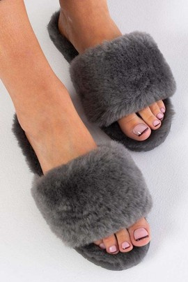 Szare kapcie z naturalnym kożuszkiem