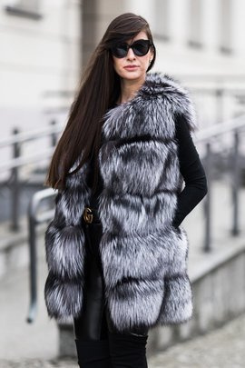 Futrzana kamizelka z naturalnego futra lisa srebrnego.