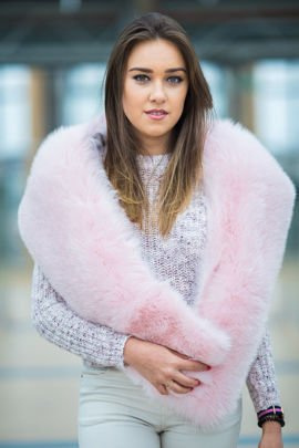 Etola z naturalnego futra lisa farbowanego na kolor pudrowy róż