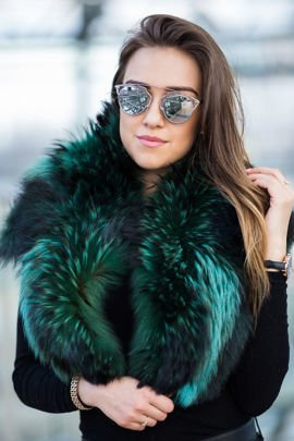 Kołnierz z naturalnego futra jenota w kolorze zieleni
