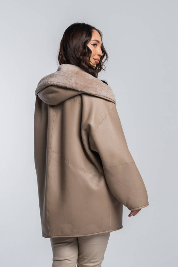 Beżowy kożuch ze skór merynosów z kapturem