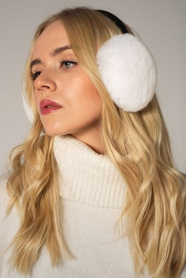 Białe nauszniki futrzane