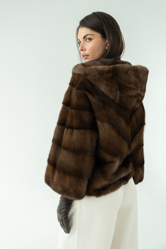 Brązowe futro z kapturem z naturalnych norek