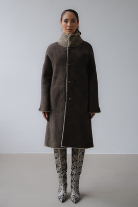 Dwustronny długi kożuch ze skór merynosów w kolorze taupe