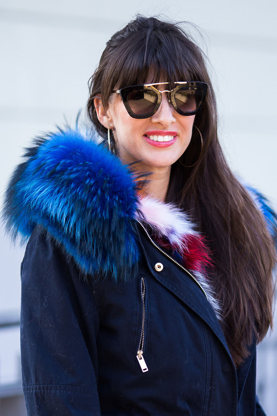 Futrzane obszycie na kaptur z naturalnego futra jenota w kolorze chabrowym.