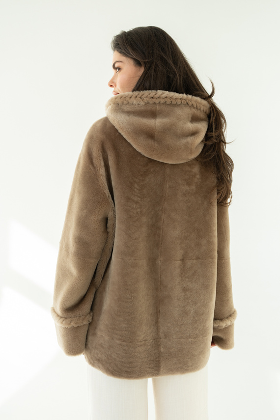 Beżowy kożuch  z kapturem ze skór jagnięcych typu merino