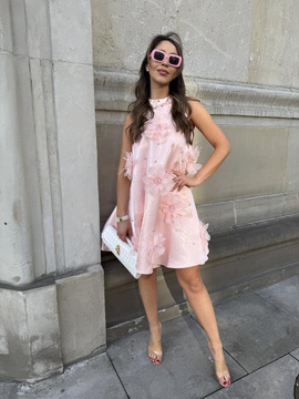 Różowa sukienka Lola z ozdobnymi kwiatami