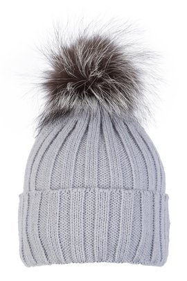 Czapka wełniana z pomponem z naturalnego futra lisa srebrnego.