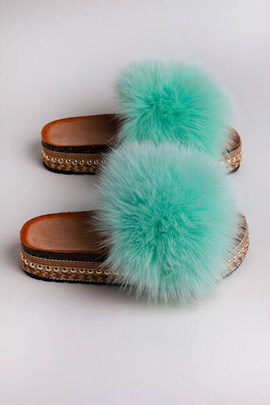 Turkusowe klapki z naturalnym futrem lisa
