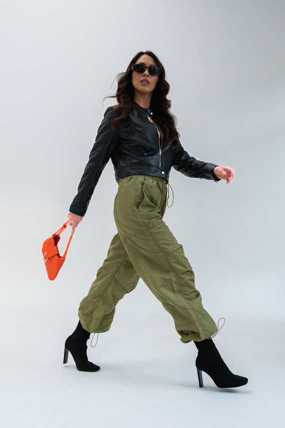 Czarna skórzana ramoneska ze stójką