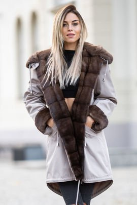 Beżowa parka obszyta naturalnym futrem norki