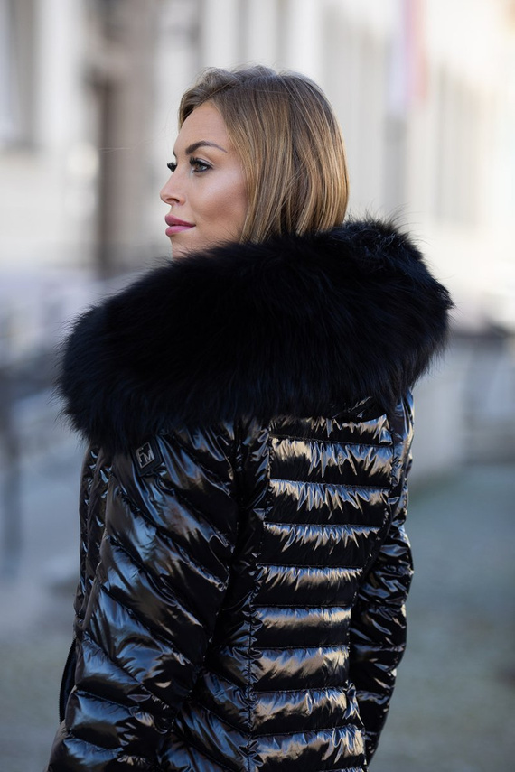 Kurtka damska puchowa z obszyciem z naturalnego futra jenota w kolorze czarnym - EDNA