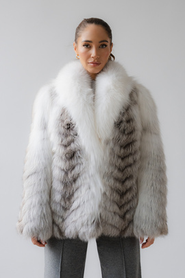 Białe futro z naturalnego lisa arktycznego