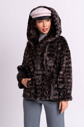 Brązowe futro z grzbietów norek z kapturem