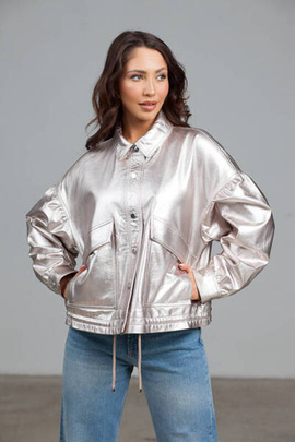 Srebrna skórzana kurtka o charakterze jansowej katany