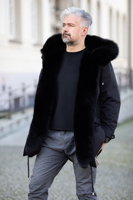 Czarna kurtka męska parka bogato obszyta naturalnym futrem lisa