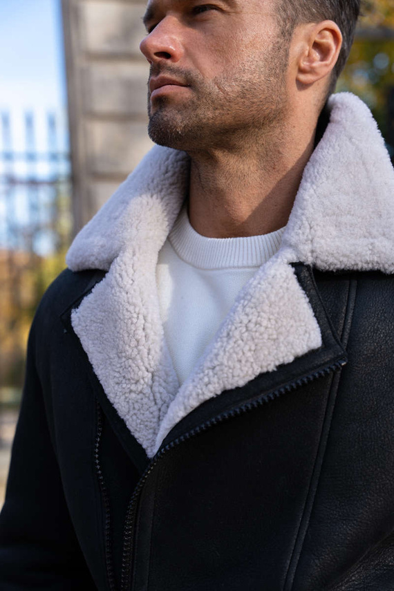 Czarny męski kożuch typu pilotka z jasnym futerkiem