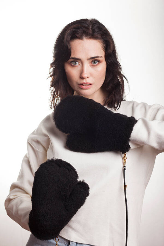 Czarne wełniane rękawiczki 