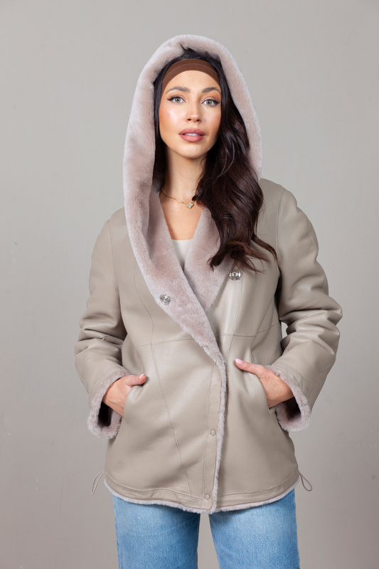 Beżowy kożuch ze skór merynosów z kapturem