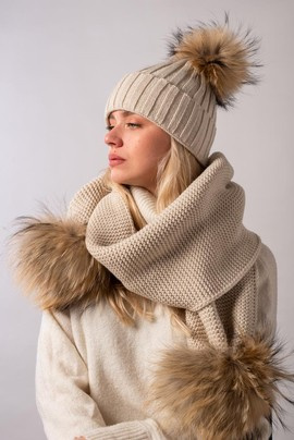 Beżowy komplet wełniany szalik oraz czapka z pomponami z futra jenota