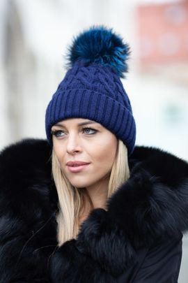 Czapka  wełniana z pomponem z naturalnego futra lisa.