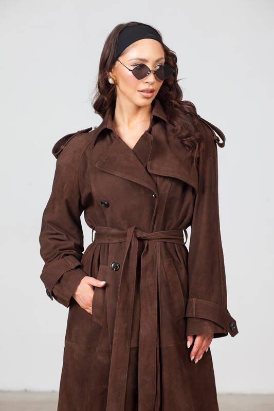 Brązowy płaszcz ze skóry zamszowej